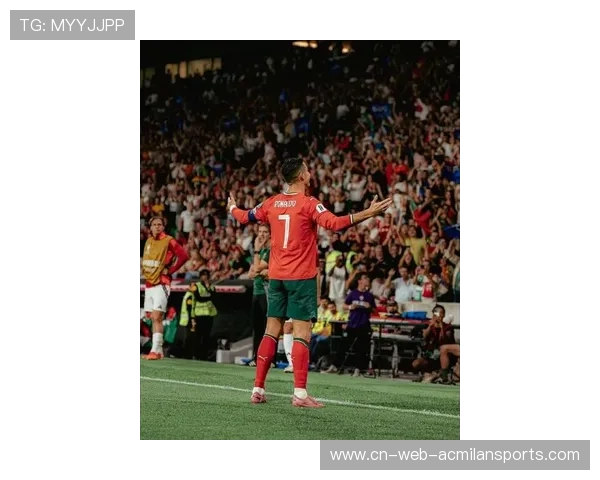 C罗第90分钟被换下场 转身向观众席致意鼓掌告别精彩表现 C罗第90分钟被换下场 转身向观众席致意鼓掌告别精彩表现