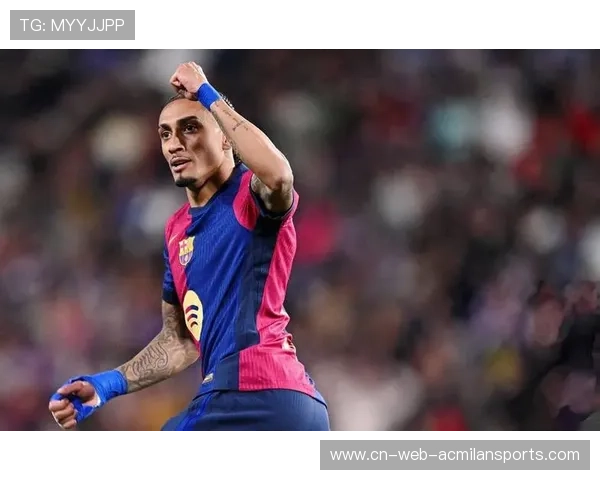 巴萨通过连续跑动撕开缺口，拉菲尼亚挑射被门柱弹出