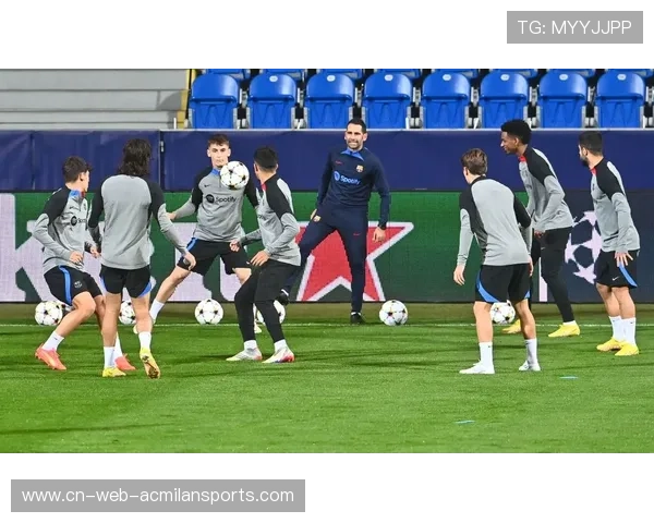 巴萨球员在训练中练习“无球诱导”以创造进攻空间